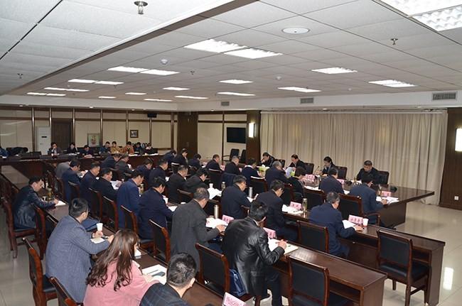 葉露中在全市疫情防控和學校復課工作會議上強調(diào)
堅持家校聯(lián)防 實施教醫(yī)聯(lián)控 確保師生安康和校園穩(wěn)定（圖）