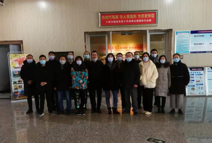 市政府辦集體參觀全市脫貧攻堅(jiān)工作成果主題攝影展