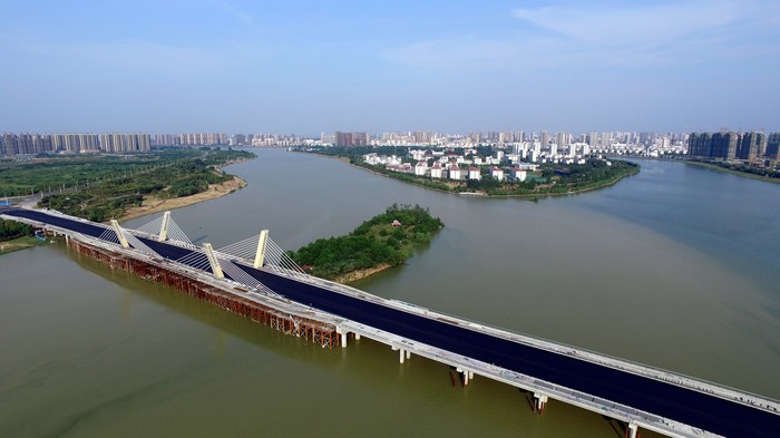 赤壁路大橋兩岸
